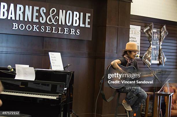 Singer-songwriter Linda Perry performs at The Grove at Barnes & Noble at The Grove on November 14, 2015 in Los Angeles, California.