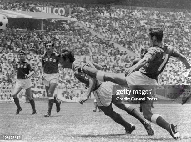 Gennadi Logofet tries to stop Horatio Lopez from heading the ball during Russia vs Mexico at the Azteca Stadium, the opening fixture of the 1970...