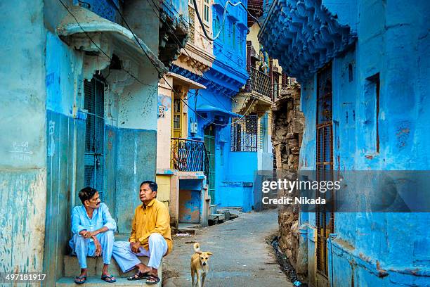 homens indianos a falar fora suas casas na rua - jodhpur imagens e fotografias de stock