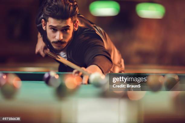 jovem tocando em uma sala de bilhar piscina. - snooker - fotografias e filmes do acervo