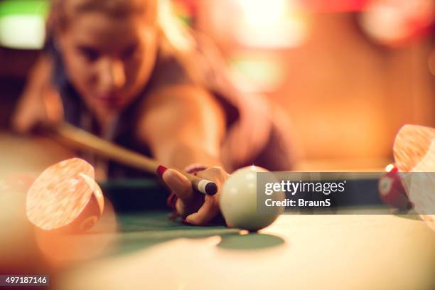 nahaufnahme einer frau zielen im pool ball. - billard tisch stock-fotos und bilder