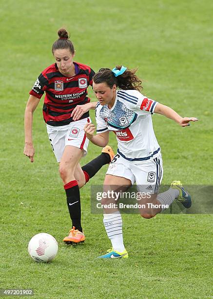 Hayley Raso of the Victory competes with Rachael Soutar of the Wanderers during the round five W-League match between the Western Sydney Wanderers...
