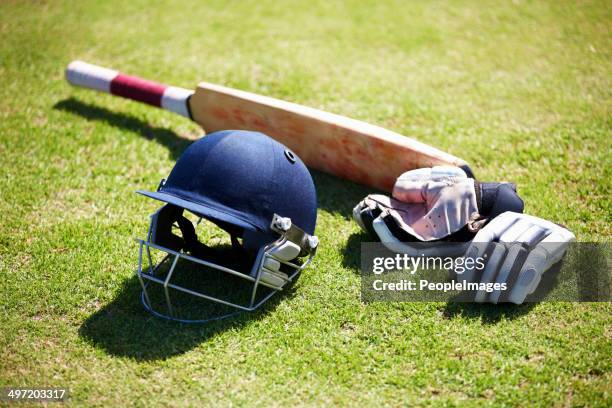 die tools für den schlagmann - cricket ground stock-fotos und bilder