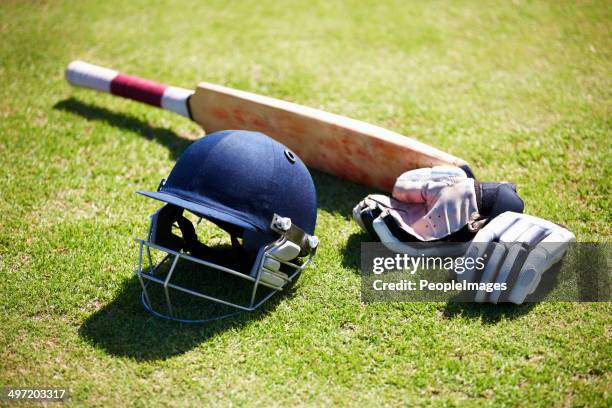 les outils pour les batteurs qui se présentent - cricket player stock photos et images de collection