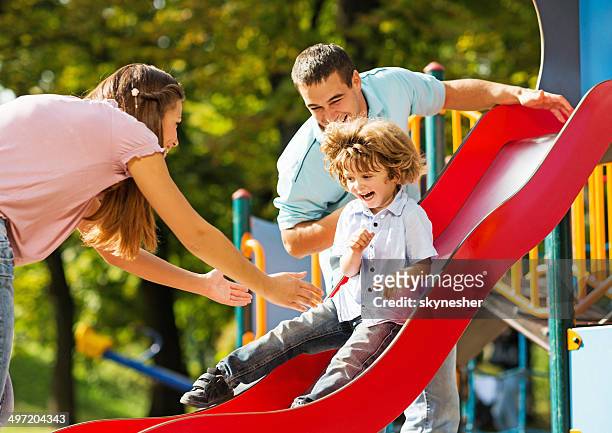 allegra famiglia nel parco giochi. - playground foto e immagini stock