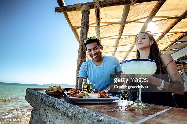 paar im restaurant im freien - margarita beach stock-fotos und bilder