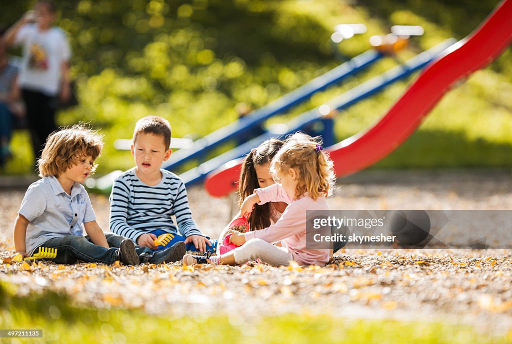 Kinder spielen am Spielplatz.