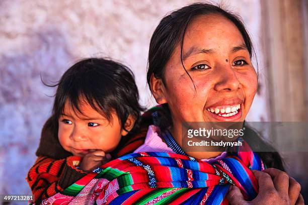 peruanische frau mit ihrem baby auf dem rücken, pisac - aymara indian stock-fotos und bilder