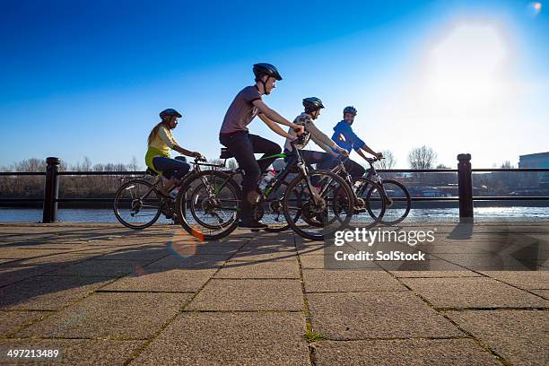 gruppo di amici in bicicletta - ciclismo gruppo foto e immagini stock