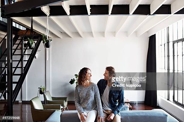 leben in stil - contemporary couple stock-fotos und bilder