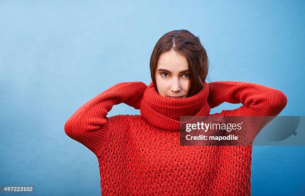 rosso andare o tornare a casa - mock turtleneck foto e immagini stock