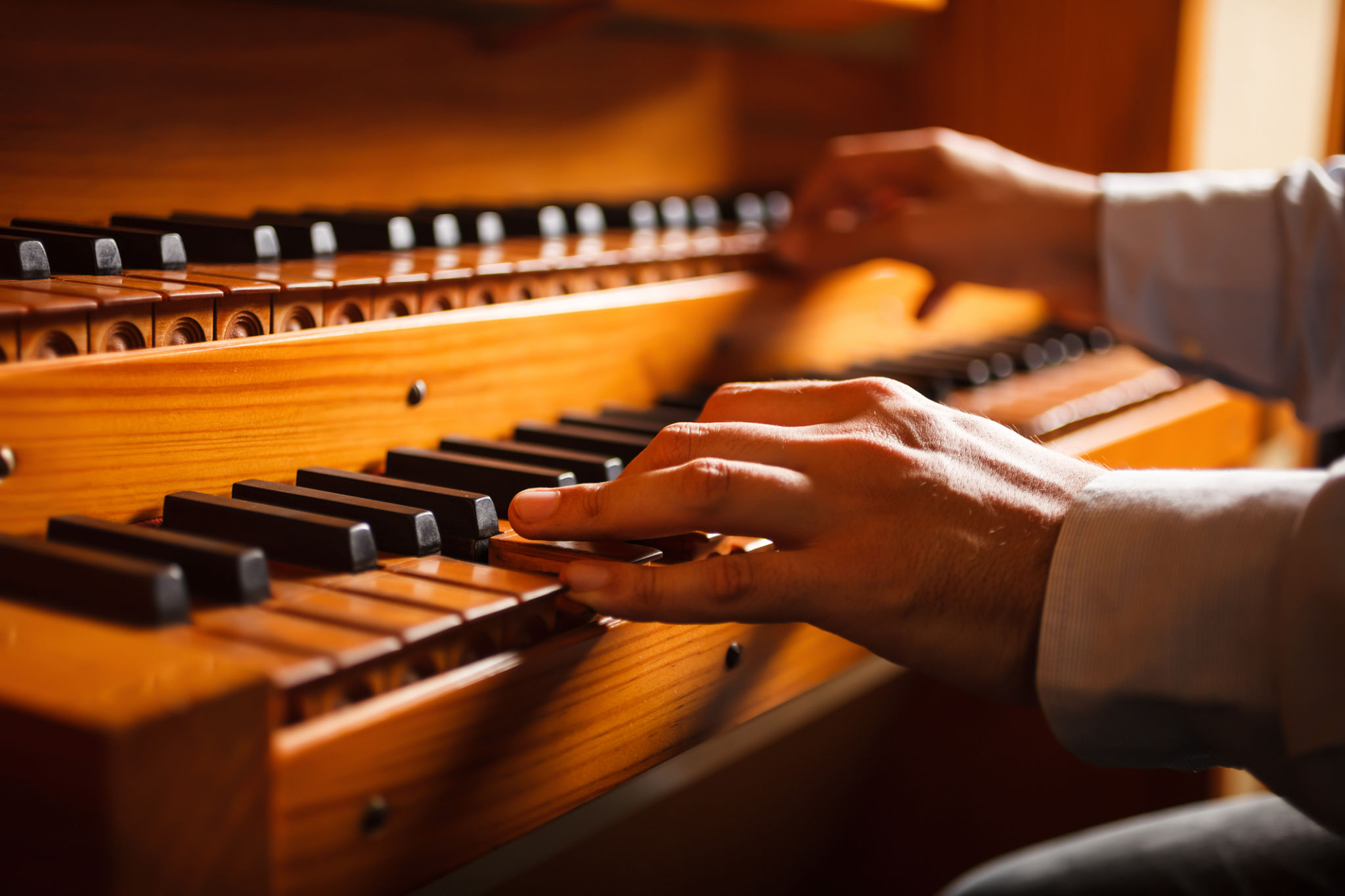 organist playing