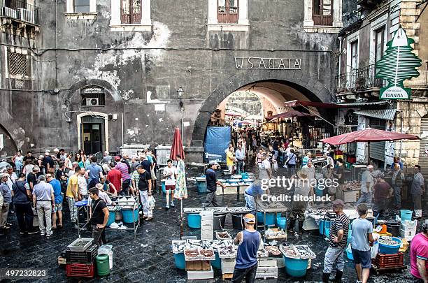 catania mercato del pesce - pescivendolo foto e immagini stock