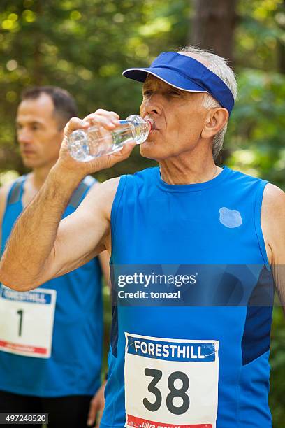 runner in forest preparing for start of cross country - keps bildbanksfoton och bilder