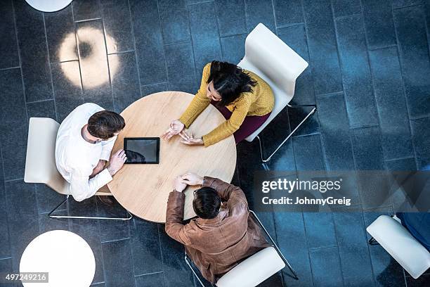 geschäftsleute treffen in modernen büro, blick von oben - draufsicht büro stock-fotos und bilder