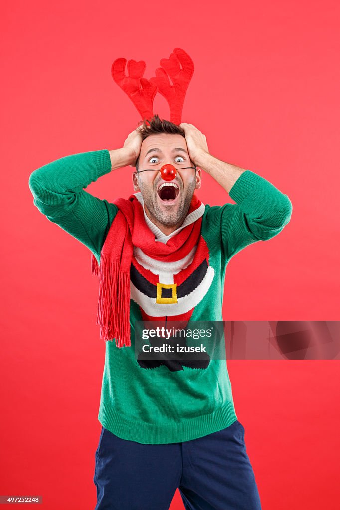 Verängstigt Mann lustige winter-outfit mit Roter Hintergrund