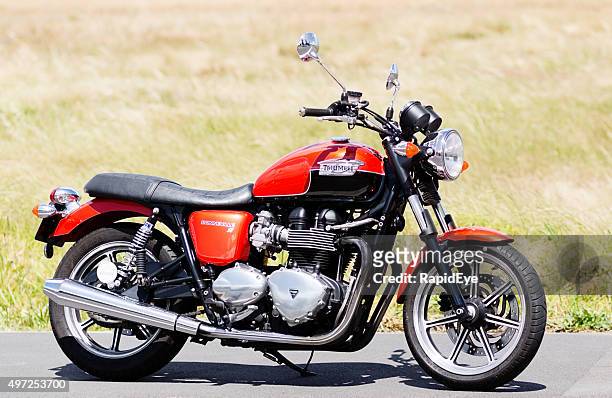 2012 retro-style triumph bonneville motorbike - triumph motorcycle stockfoto's en -beelden