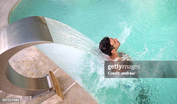 man relaxing at the spa - hydrotherapie stockfoto's en -beelden