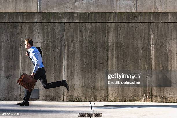 businessman running fast - breaking through wall stockfoto's en -beelden