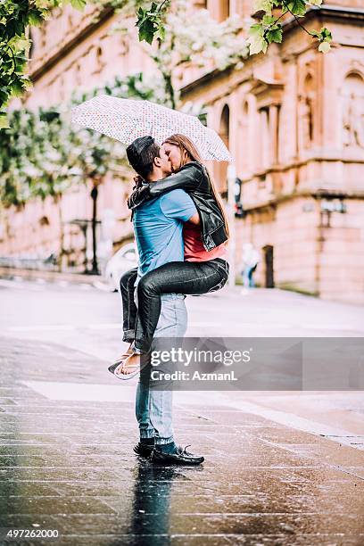 embrasser sous parapluie - couples kissing shower photos et images de collection