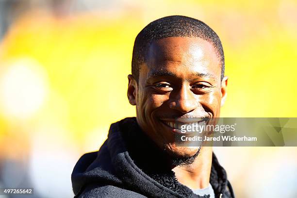 Former Pittsburgh Steeler Willie Parker spends time on the field before the start of the game between the Pittsburgh Steelers and Cleveland Browns at...
