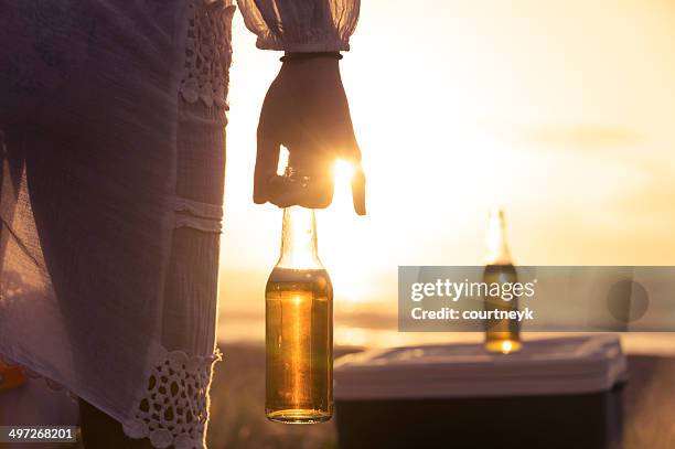 mujer bebiendo cerveza en la playa - beer bottle fotografías e imágenes de stock