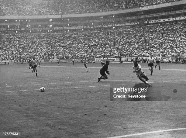 Brazil on the attack during their semi final match against Uruguay in the 1970 FIFA World Cup, Estadio Jalisco, Guadalajara, 17th June 1970.