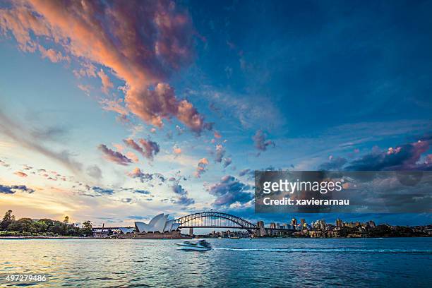 wunderschöner sonnenuntergang in sydney - hafenbrücke von sydney stock-fotos und bilder