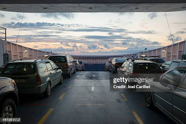 voiture et ferry en estonie - hiiumaa photos et images de collection