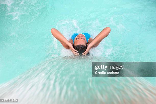 mujer relajante en el spa  - balneario fotografías e imágenes de stock