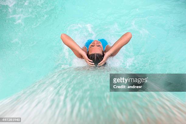 woman relaxing at the spa - hälsosalong bildbanksfoton och bilder
