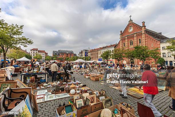 brussels, flea market, place du jeu de balle - belgium - rommelmarkt stockfoto's en -beelden