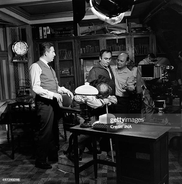 Marcel Bluwal and a collaborator manage Pierre Vaneck and Guy Tréjan on the shooting of the fiction "the Feature Chelsea street"