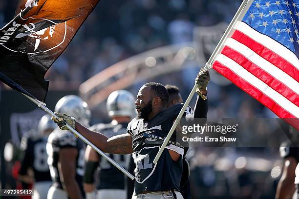 Fullback Marcel Reece of the Oakland Raiders greets his team during pregame against the Minnesota Vikings at O.co Coliseum on November 15, 2015 in...
