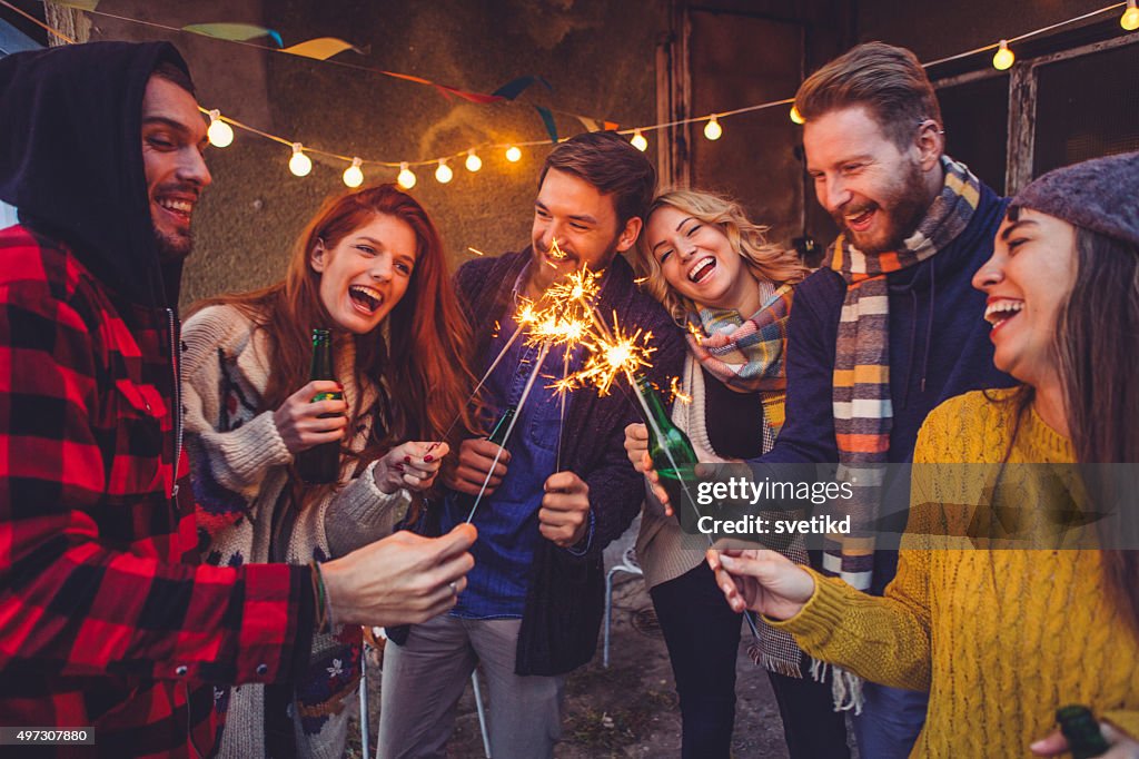 Gruppe von Freunden auf party auf dem Dach