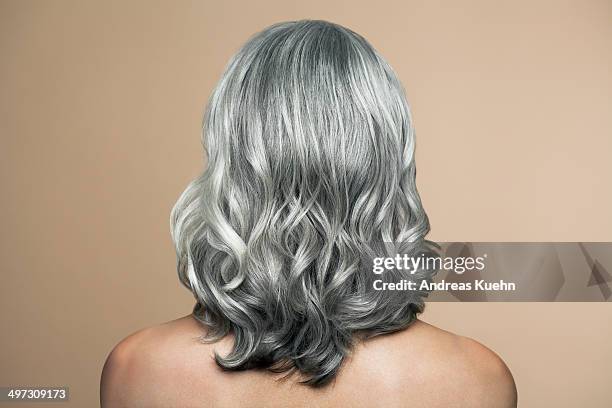 nude mature woman with grey hair, back view. - gray hair stock-fotos und bilder