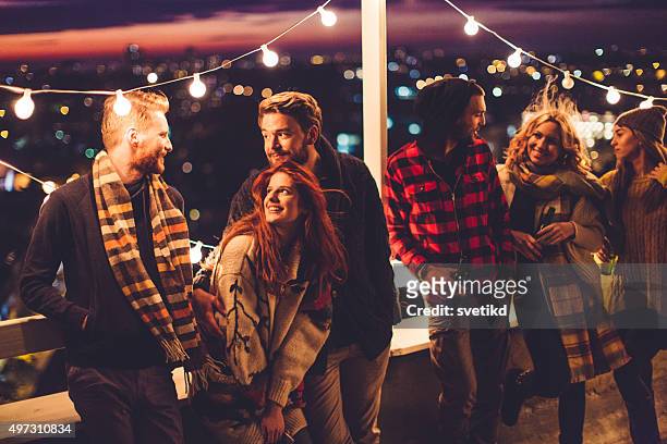 gruppe von freunden auf party auf dem dach - men friends beer outside stock-fotos und bilder