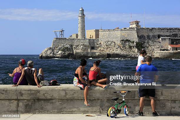 morro castle with locals - malecon stock pictures, royalty-free photos & images