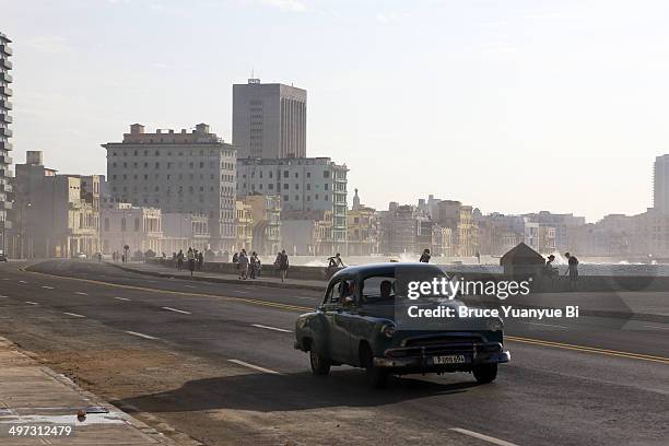 traffic and buildings of el malecon - malecon stock pictures, royalty-free photos & images