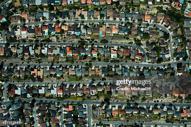 an aerial view of  suburbian housing and garden - la neighborhood stockfoto's en -beelden