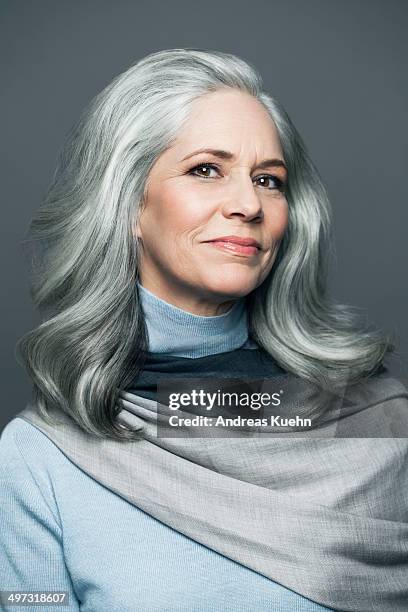 stylish woman with grey hair, portrait. - hat on the head is worth stock-fotos und bilder