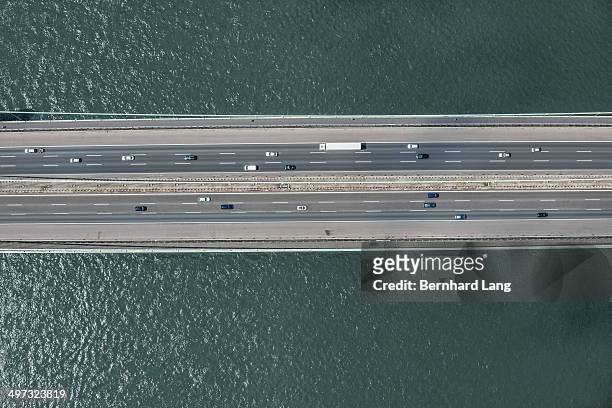 aerial view of cars on bridge over river - car from above stock-fotos und bilder