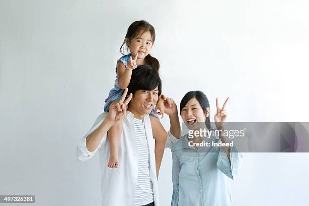 30th generation father, 20th generation mother and a little daughter who play together - ピースサイン ストックフォトと画像