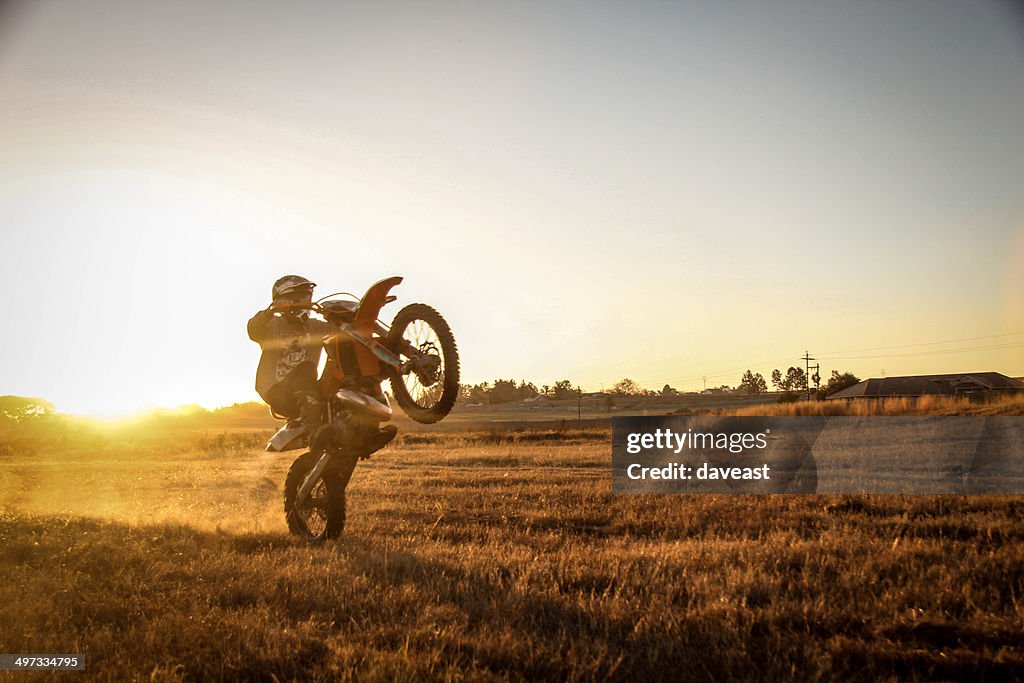 Motocicleta de equitação do Homem criação de poeira trail