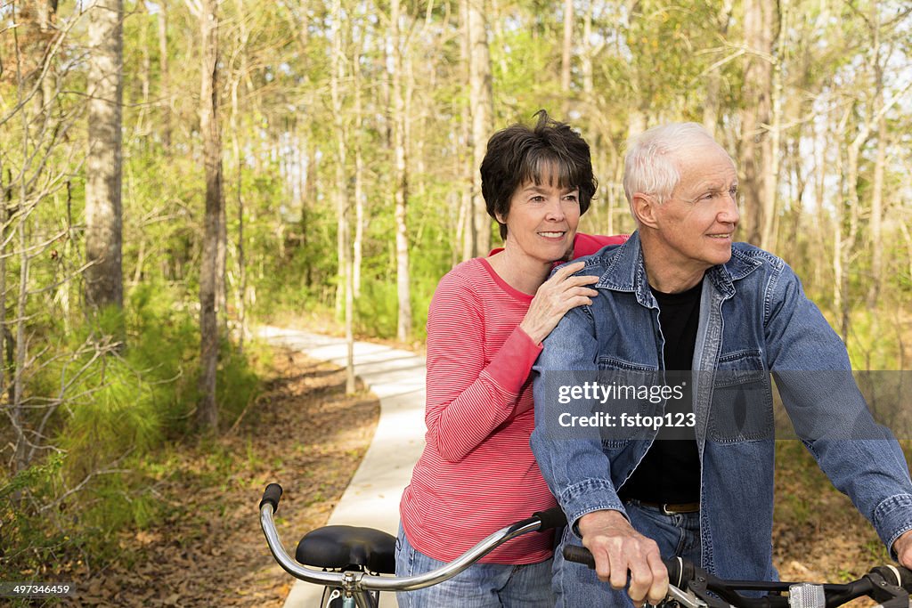 Idosos: Ativo sênior casal andando de bicicleta ao ar livre.  Natureza.