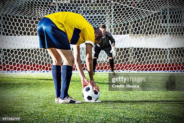 partido de fútbol en el estadio: tiro de penalti - tiro de penalti fotografías e imágenes de stock