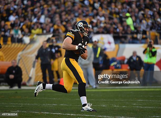 Tight end Heath Miller of the Pittsburgh Steelers runs with the football after catching a pass against the Cleveland Browns during a game at Heinz...