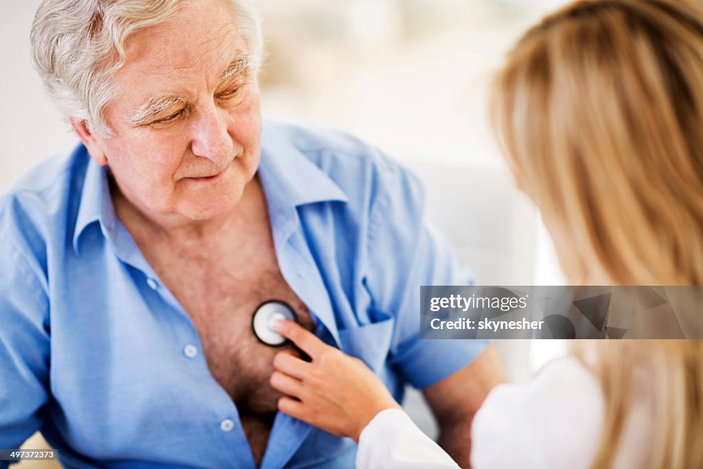 Médico examinar um paciente idoso.