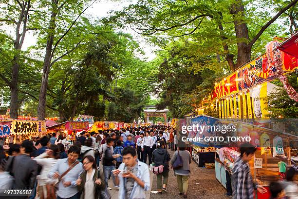 festival im japanisch schrein in tokio - japanischer lampion stock-fotos und bilder