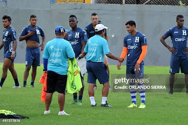 Honduras' coach Jorge Luis Pinto talks with goalie Noel Valladares during a training in San Pedro Sula, 240 km north of Tegucigalpa on November 16...